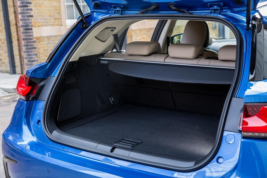 Багажник Lexus CT200h 2017 года  (UK) (фото 27 из 38)